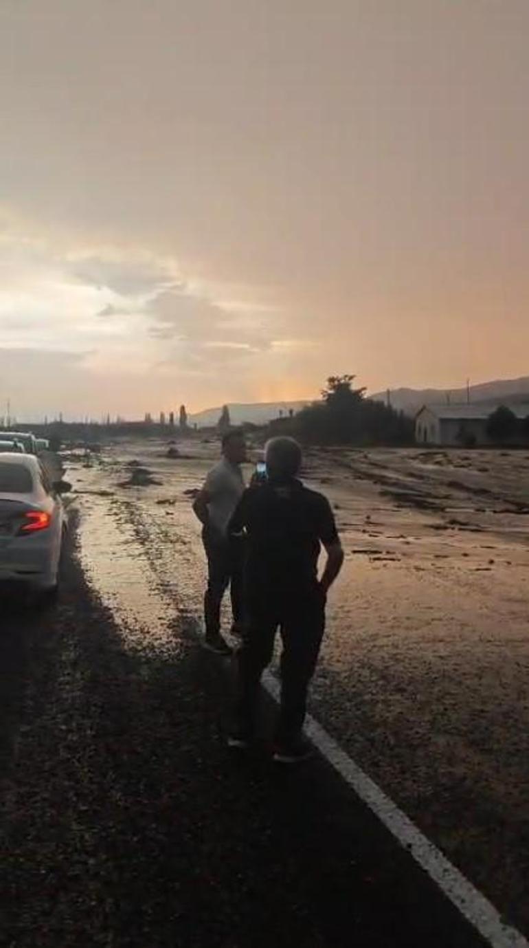 6883c779ba1ad627b368f45f Kağızman-Iğdır karayolu sel nedeniyle ulaşıma kapandı