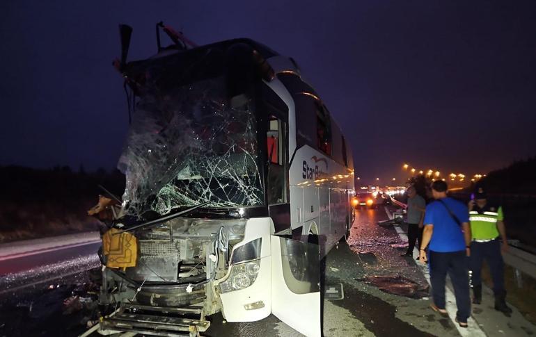 68846d12d03827c503d207d6 Yolcu otobüsü TIR'a arkadan çarptı: 9 yaralı
