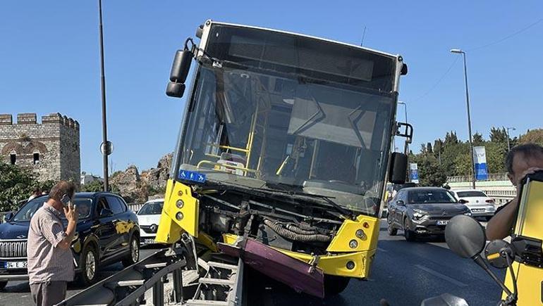 68848d06ba1ad627b368f6cb Fatih'te İETT otobüsü çelik bariyerlerde asılı kaldı
