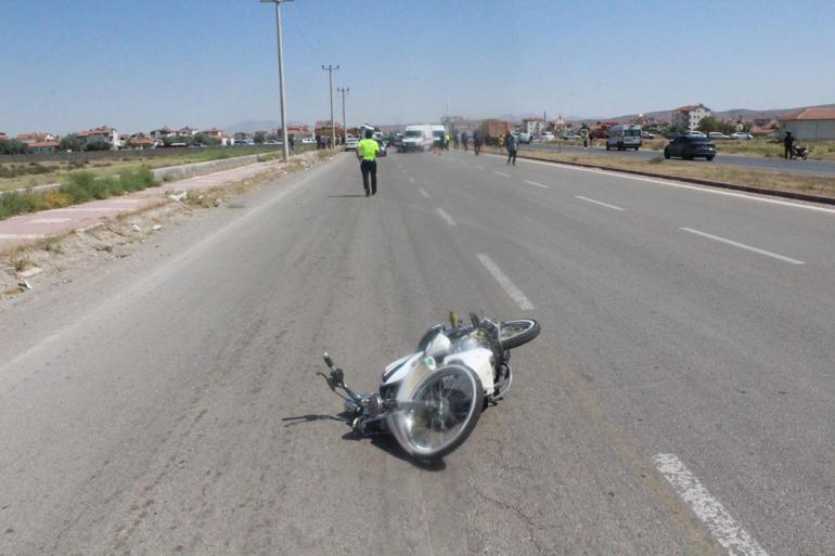 68849cc3ba1ad627b368f722 Ehliyetsiz motosiklet sürücüsü polise çarptı! 'Dur' ihtarına uymadı