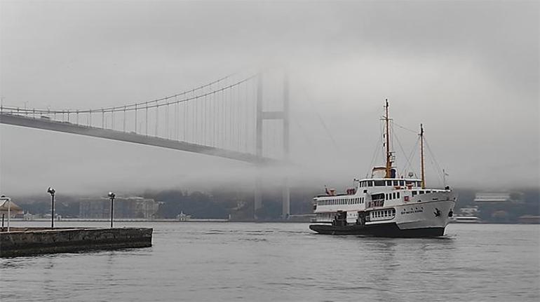 688717f70e2c3c6ca8171752 İstanbul'da sis! Boğaz'da görüş mesafesi düştü