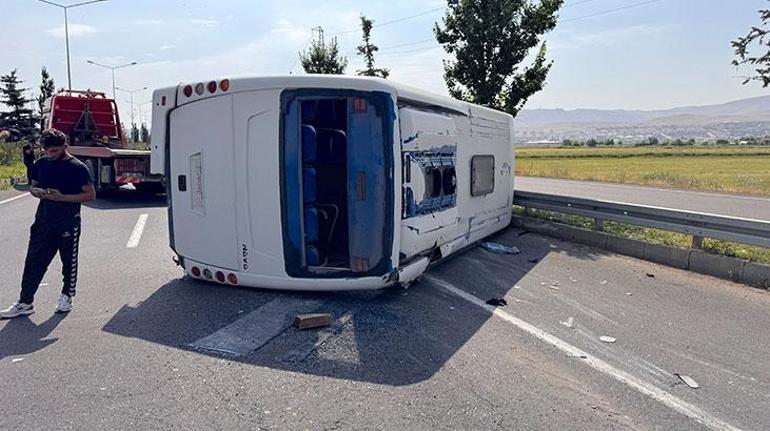 68875471a24008c540a88699 Askeri personeli taşıyan servis devrildi! 13 yaralı