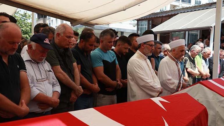 6887624b00194e78d1bb12e9 Bursa'da orman yangınına su taşıyan tankerin devrilmesi sonucu hayatını kaybeden 2 kişi defnedildi