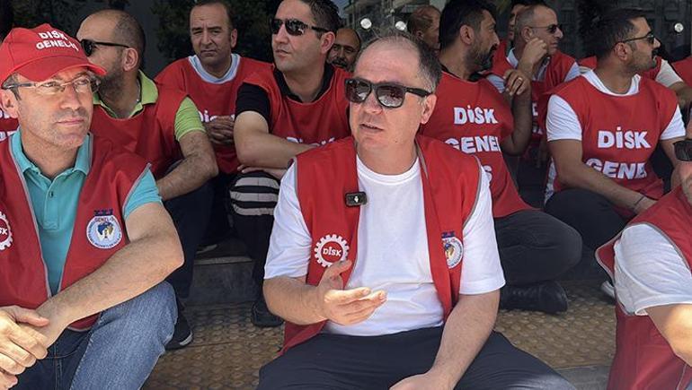6888befd00194e78d1bb17cb İzmir Karşıyaka Belediyesi işçileri maaşlarını alamadıkları için eylem yaptı