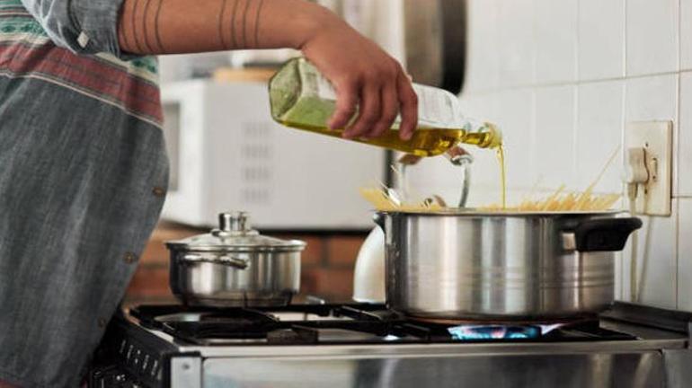 Yapış yapış yağdanlıkları tertemiz yapan yöntem İçi pis kalmıyor, yağı arındırıyor