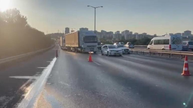 688b00b0736e83cca7f0afa6 Başakşehir TEM Otoyolu'nda kamyonet devrildi; trafik yoğunluğu oluştu