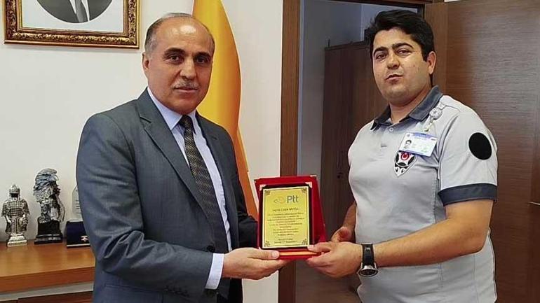 688b343c0e2c3c6ca8172a74 PTT şubesinde şoke eden an! Küçük çocuğun imdadına PTT görevlisi yetişti
