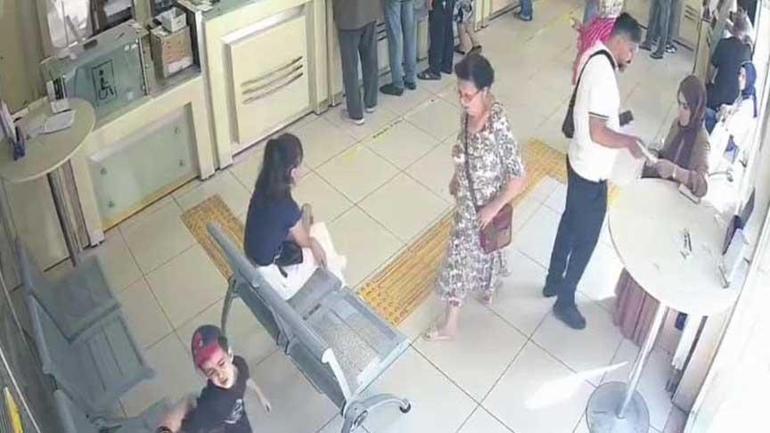 688b34580e2c3c6ca8172a76 PTT şubesinde şoke eden an! Küçük çocuğun imdadına PTT görevlisi yetişti