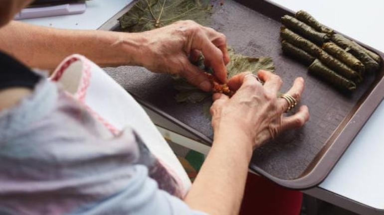 Kalem gibi yaprak sarmanın püf noktası Dağılmıyor ve eşit pişiyor