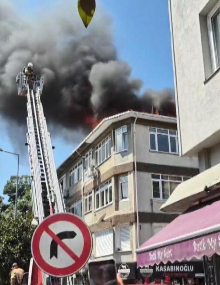 688b607da24008c540a89577 Üsküdar'da 4 katlı binanın çatısında yangın