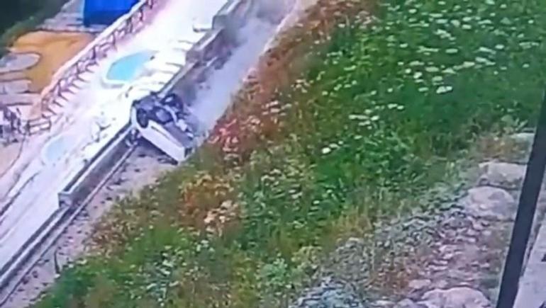 688ca41ea24008c540a89c94 Aracını park etmek için manevra yaptı! Otomobil yamaçtan yuvarlandı: 1'i ağır, 5 yaralı