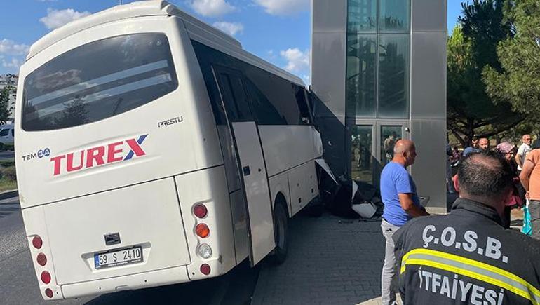 688cd3a5a24008c540a89e61 İşçi servisi direğe çarptı: 16 yaralı