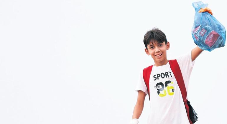 Pequeñas manos contra aquellos que contaminan el medio ambiente de los niños están trabajando