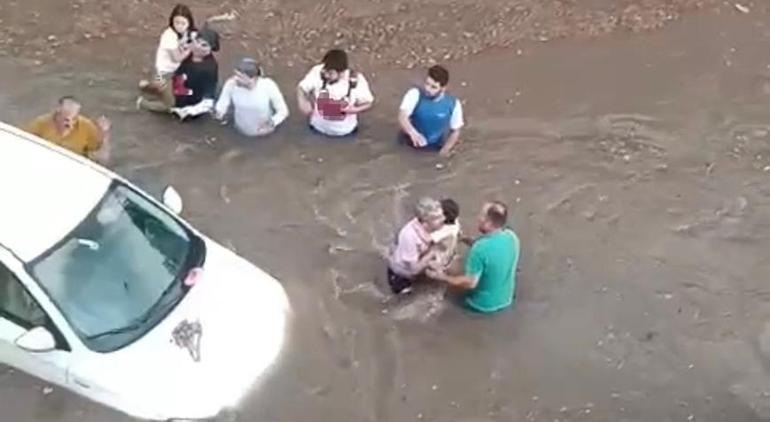 688e4e740e2c3c6ca81737fb Sokaklar göle döndü! Onlarca araç alt geçitte mahsur kaldı