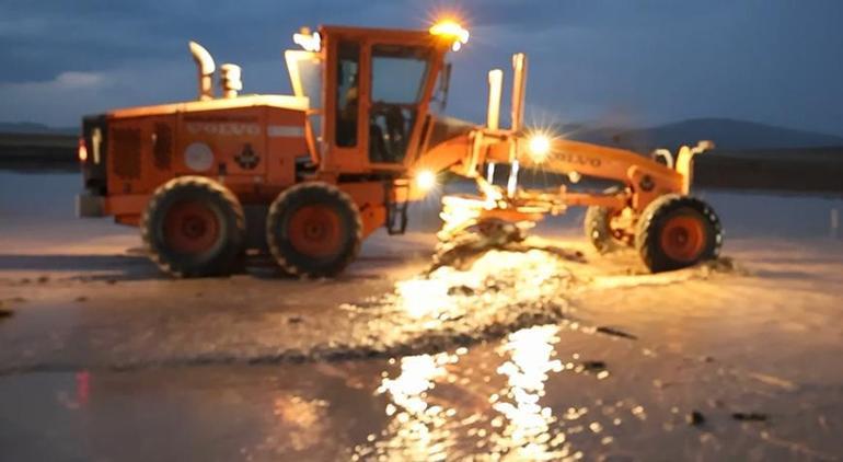 Las calles se volvieron hacia el lago, docenas de vehículos estaban varados en el paso subterráneo