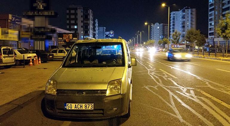 Straszny wypadek w Kayseri: najpierw potrącony przez lekki samochód dostawczy, a potem zmiażdżony przez samochód osobowy