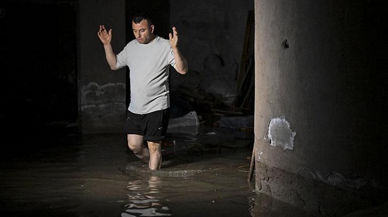 Debido a las fuertes lluvias, las alcantarillas se desbordaron en los barrios de Malazgirt y Tandoğan de Sincan, inundando la entrada y los sótanos de algunos edificios.
