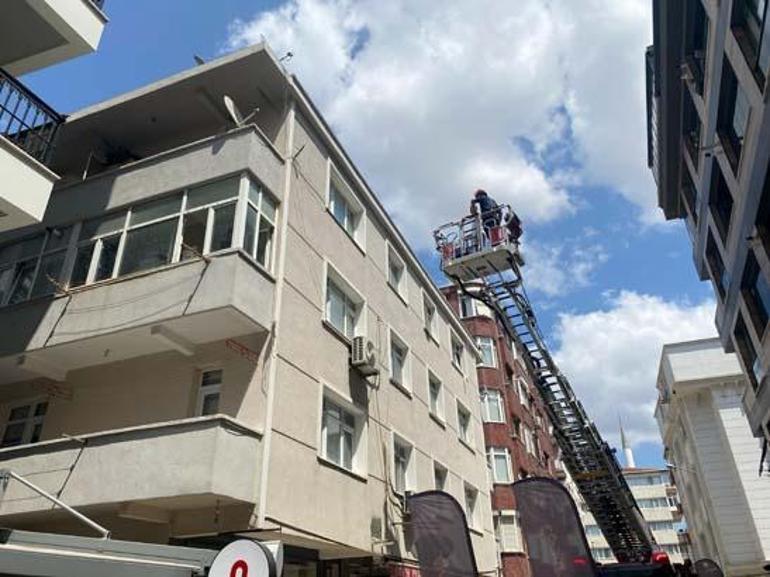 688f51d1a24008c540a8a823 Panik anları... 5 katlı bina yıkım sırasında yandaki binanın üzerine çöktü