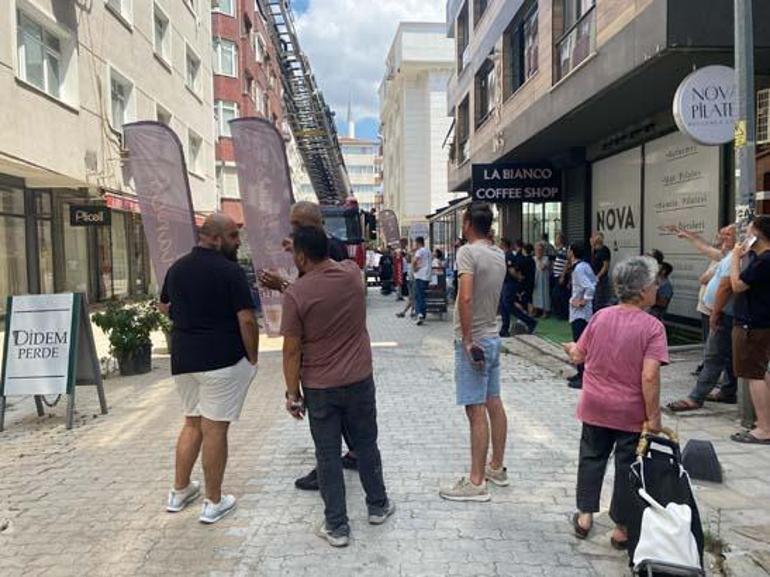688f51eda24008c540a8a827 Panik anları... 5 katlı bina yıkım sırasında yandaki binanın üzerine çöktü