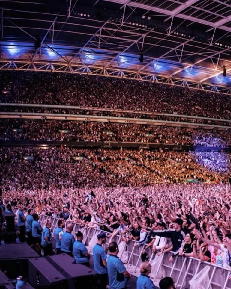 Gruwelijke dood bij concert van wereldberoemde band. Politie vraagt iedereen om video.