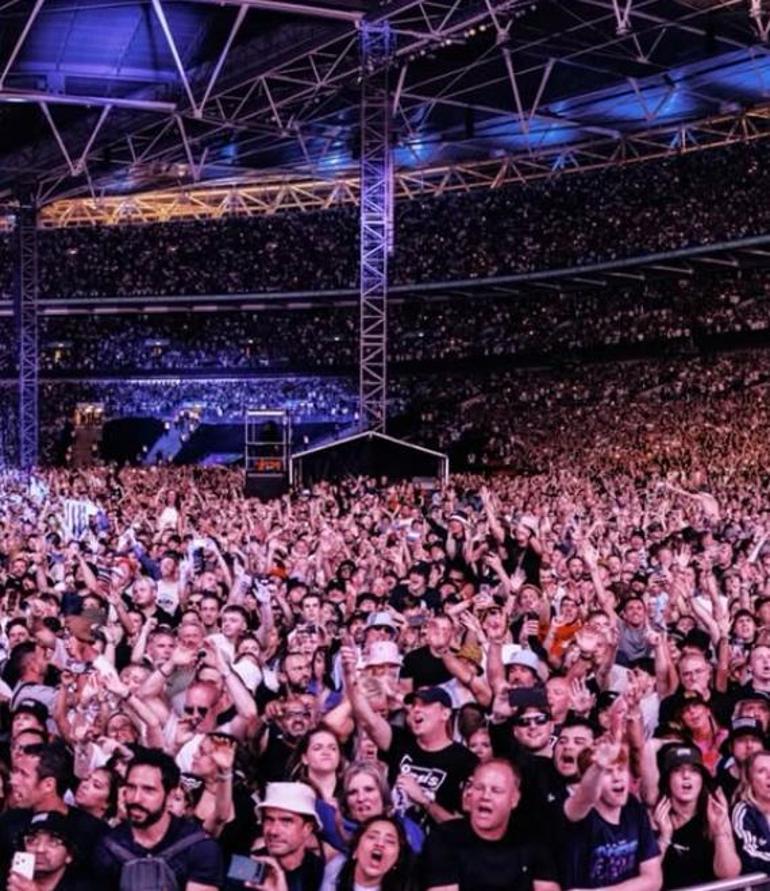 Gruwelijke dood bij concert van wereldberoemde band. Politie vraagt iedereen om video.