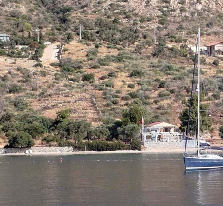68908734a24008c540a8af94 Sahile duvar ördü, denize şerit çekti! Doğa harikası koya yerleşti, sosyal medya yıkıldı