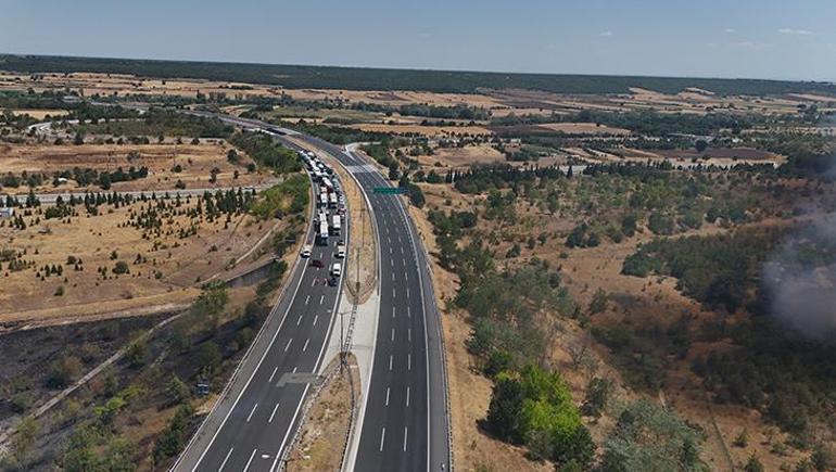 6890b30b3f27d3361d1552f7 Kırklareli’nde ağaçlık alanda çıkan yangın söndürüldü! Avrupa Otoyolu trafiğe açıldı