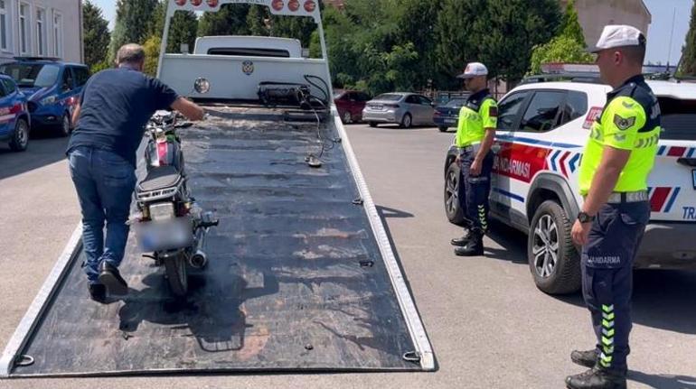6890ebf6736e83cca7f0c30d Sakarya'da motosikletlinin tehlikeli şovu pahalıya patladı! Ehliyetine süresiz el konuldu