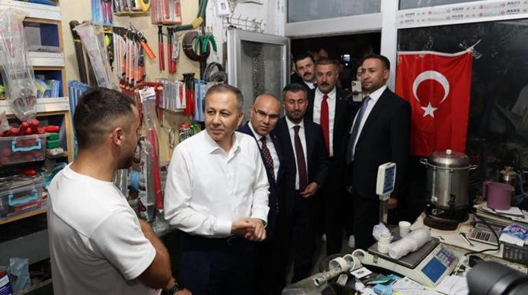 68911a6b736e83cca7f0c37c Çeşitli temaslarda bulunmak üzere ağrıda bulunan Bakan Yerlikaya esnafla buluştu