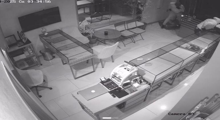 Intentaron robar el joyero se gritaban el uno al otro que no había segura