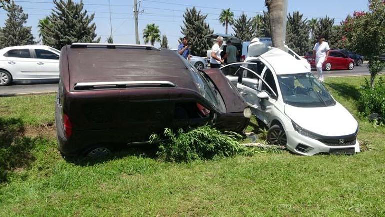Antalyada ortalığı savaş alanına çeviren kaza 4 araç birbirine girdi, 2 polis yaralandı