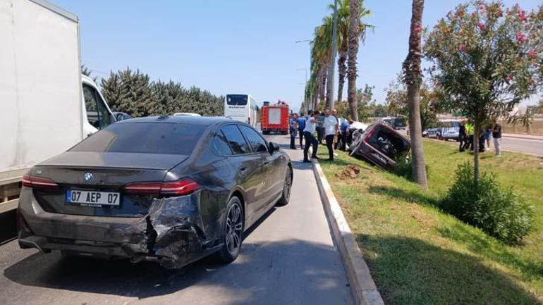 Antalyada ortalığı savaş alanına çeviren kaza 4 araç birbirine girdi, 2 polis yaralandı