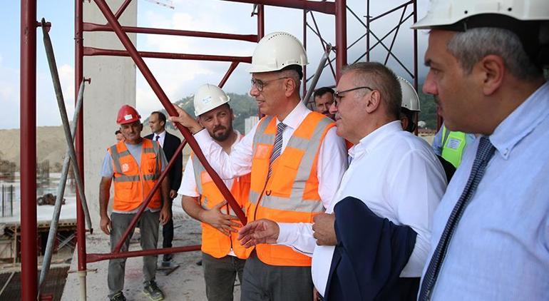 El ministro Memişoğlu examinó la construcción del Hospital Rize City