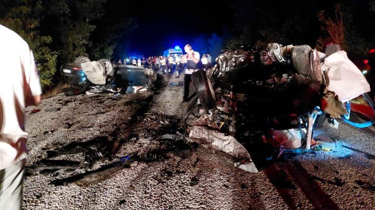 Çanakkalede katliam gibi kaza 6 kişi olay yerinde hayatını kaybetti