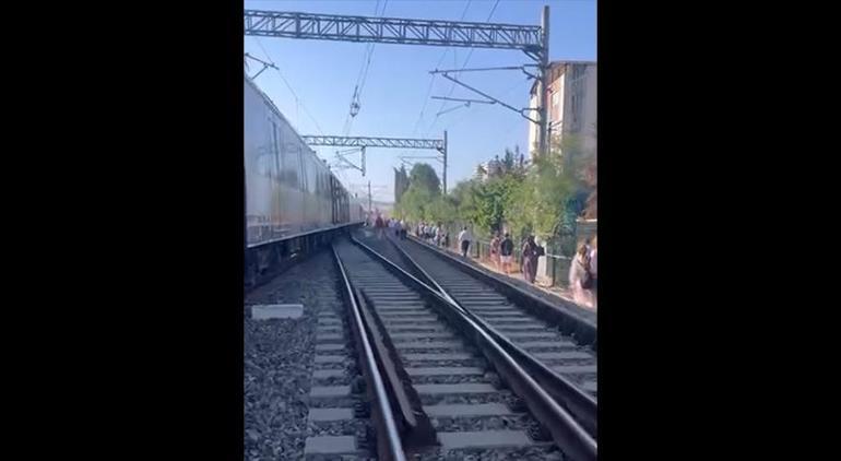 689f6ff87d2348f8900e353c Marmaray'da beklenmedik olay! Hatta ağaç devrildi, yolcular demir yolunda yürüdü
