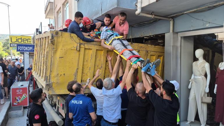 Freni boşalan hafriyat kamyonu iş yerine girdi Kaza anı kamerada