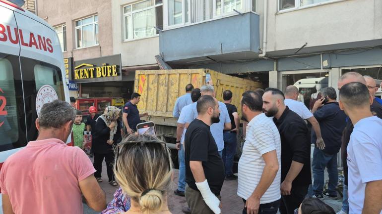 Freni boşalan hafriyat kamyonu iş yerine girdi Kaza anı kamerada