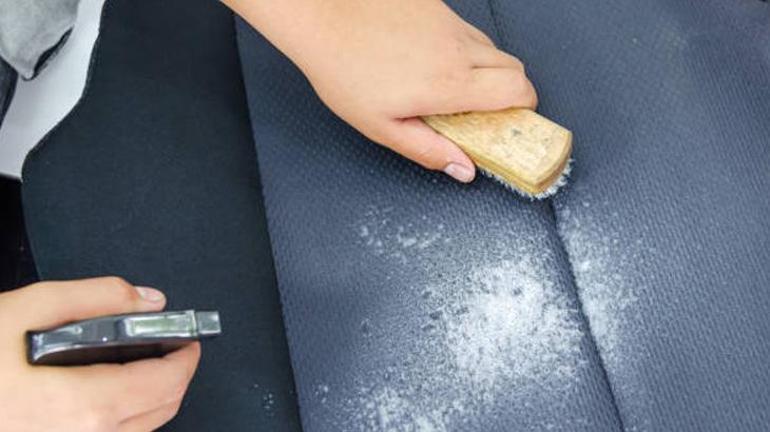 Koltukları tertemiz yapan teknik Tencere kapağıyla silin