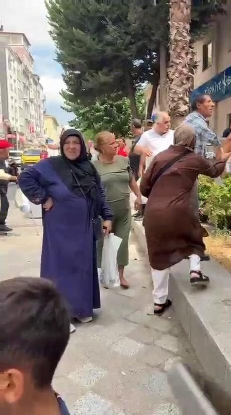 68a5bf45684dabc55d5e8006 Fatih’te İETT otobüsünde şoför ile yolcu kavgası: Biber gazı sıkıldı, yolcular kaçıştı