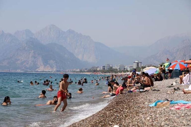 Antalyada denize girenlerde kaşıntı ve yanma şikayetleri arttı Açıklama geldi