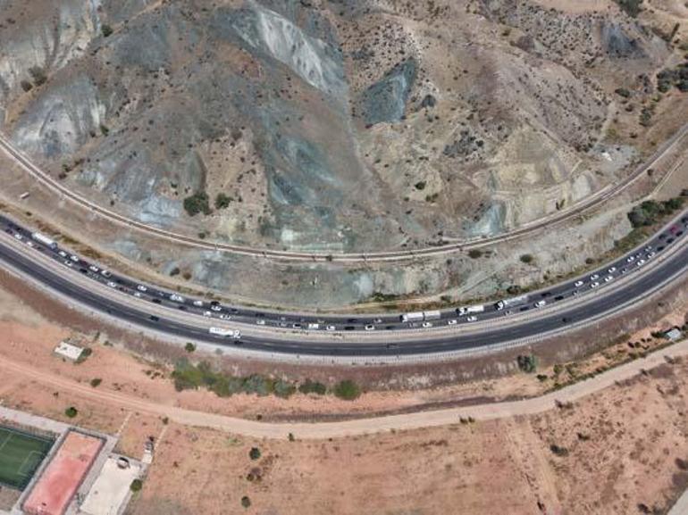 Kilit kavşakta trafik durma noktasına geldi Kilometrelerce araç kuyruğu