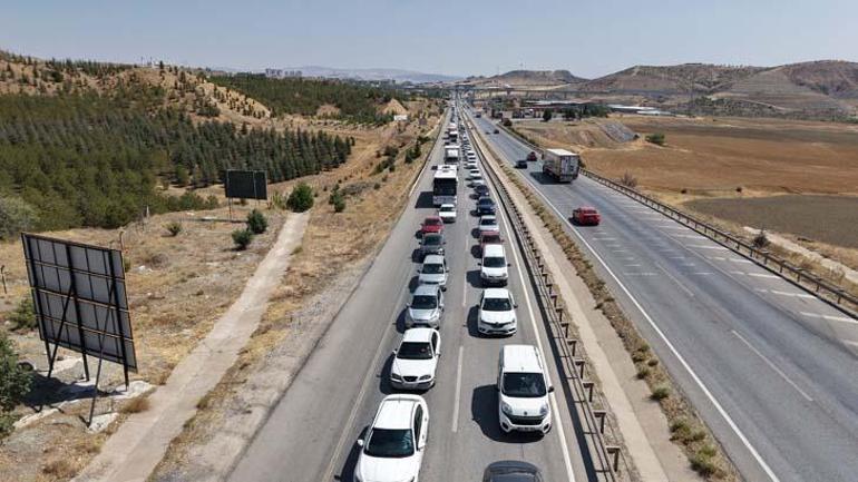 Kilit kavşakta trafik durma noktasına geldi Kilometrelerce araç kuyruğu