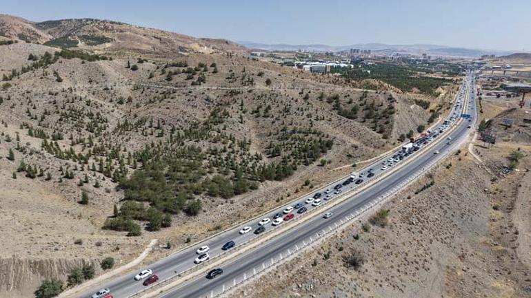 Kilit kavşakta trafik durma noktasına geldi Kilometrelerce araç kuyruğu