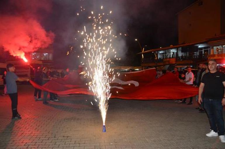 68aa2552040a7ce46db498f2 Muş'un Malazgirt ilçesinde Türk bayrağı ve meşalelerle fener alayı düzenlendi