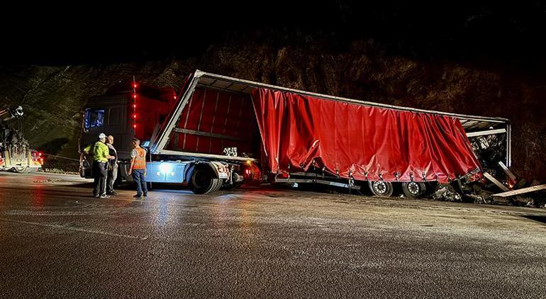 A truck overturned on the Samsun-Ankara highway, disrupting transportation.