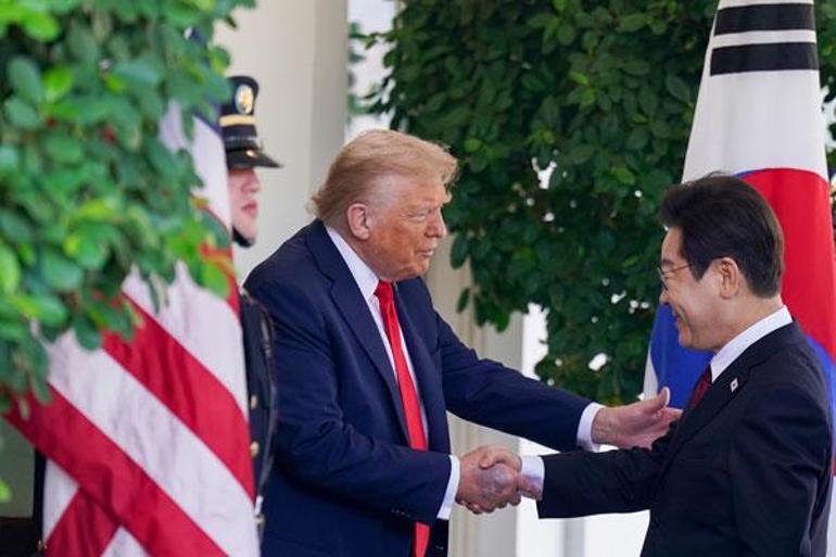 68acc6698310db41d5211886 Trump'ın elindeki morluk hakkında Beyaz Saray'dan açıklama