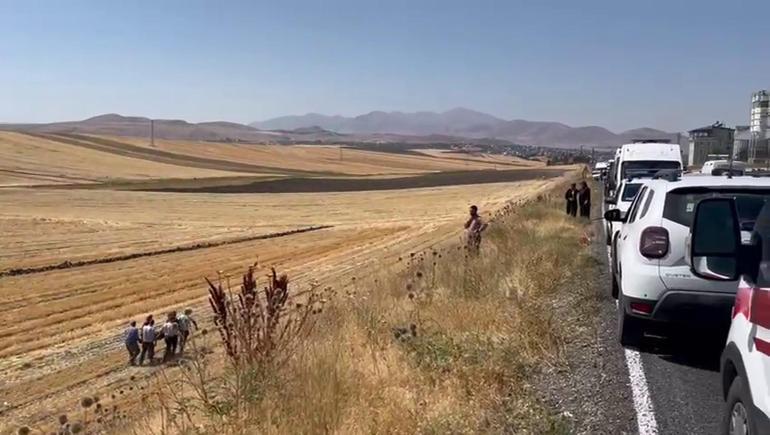 Malazgirt kutlamalarına gidenleri taşıyan minibüs devrildi 10 yaralı