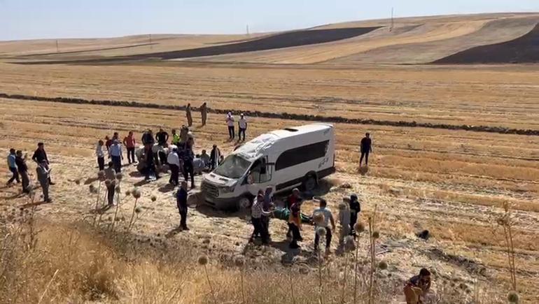 Malazgirt kutlamalarına gidenleri taşıyan minibüs devrildi 10 yaralı