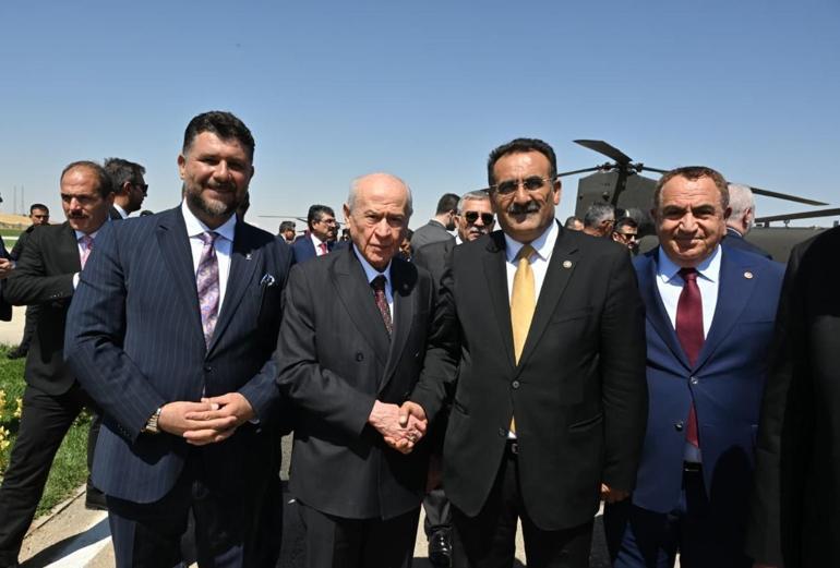 Malazgirtte yan yana MHP paylaştı... Törene damga vuran fotoğraf