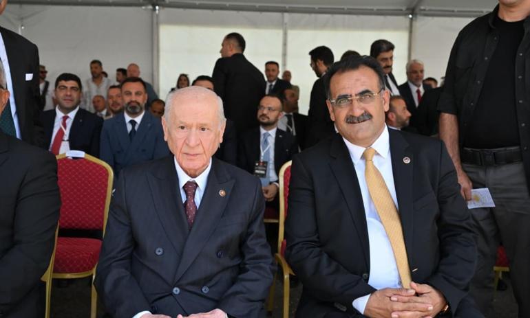 Malazgirtte yan yana MHP paylaştı... Törene damga vuran fotoğraf